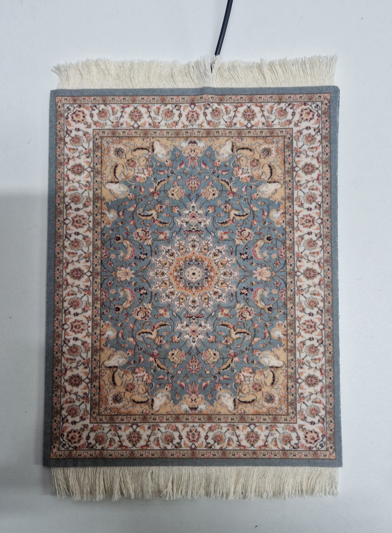 Vintage van dichtbij — close-up van de verwarmde muismat met Perzisch design