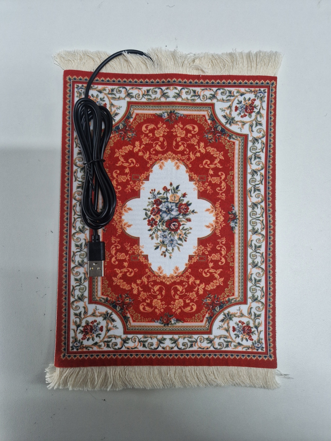 De USB-aansluiting — close-up van de verwarmde muismat met Perzisch design